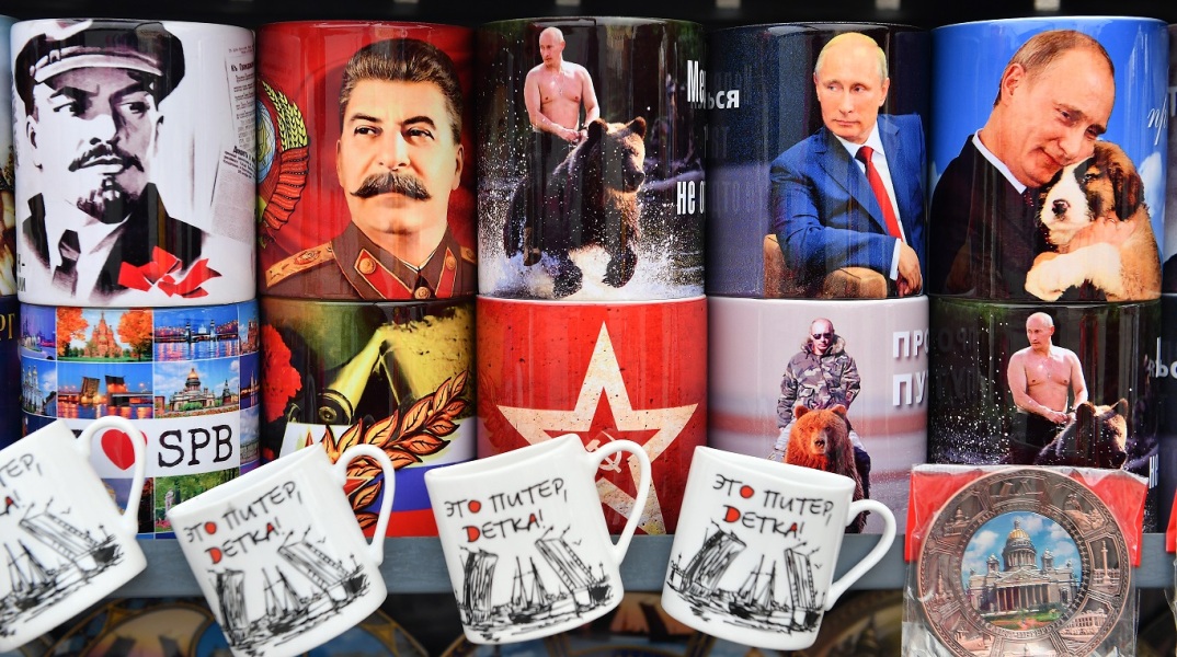 Σουβενίρ με εικόνες των Πούτιν, Στάλιν, Λένιν στη Ρωσία