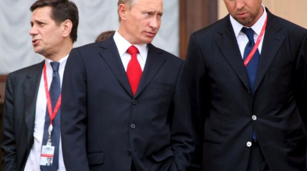 Ο Ολεγκ Ντεριπάσκα (δεξιά) είναι ένας από τους λεγόμενους ρώσους ολιγάρχες που ανήκουν στον κύκλο του ρώσου ηγέτη Βλαντίμιρ Πούτιν και ελέγχουν τις μεγαλύτερες επιχειρήσεις στη χώ