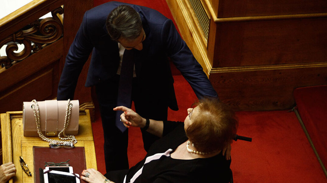Κυριάκος Μητσοτάκης και Μαριέττα Γιαννάκου στη Βουλή