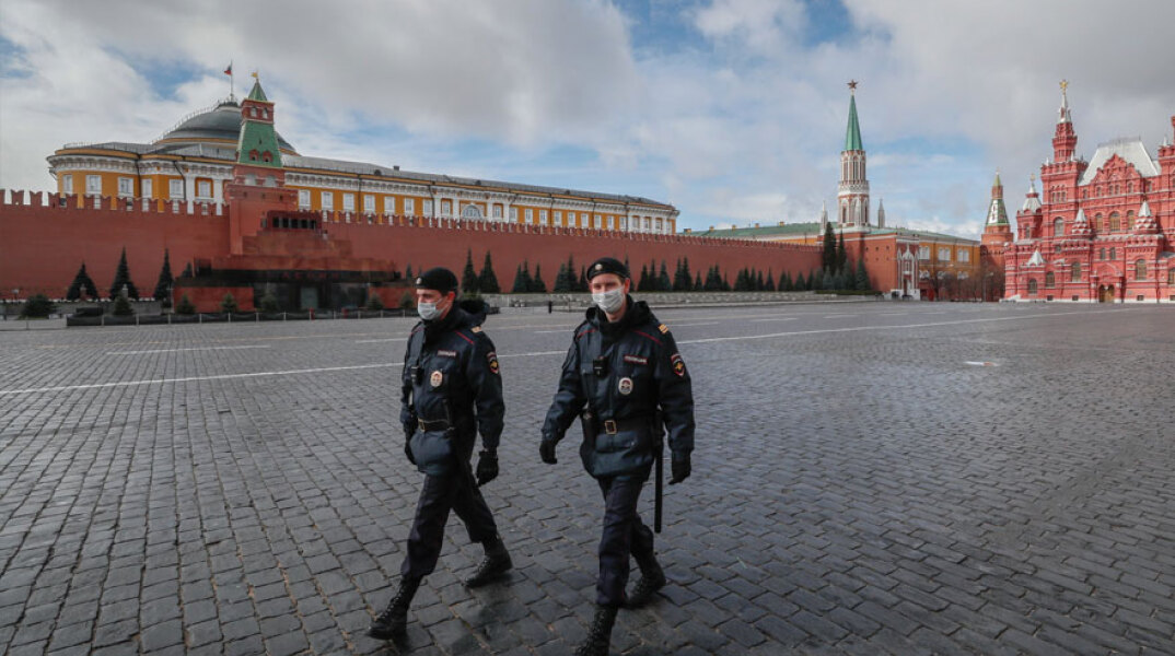 Ρώσοι αστυνομικοί έξω από το Κρεμλίνο στη Μόσχα