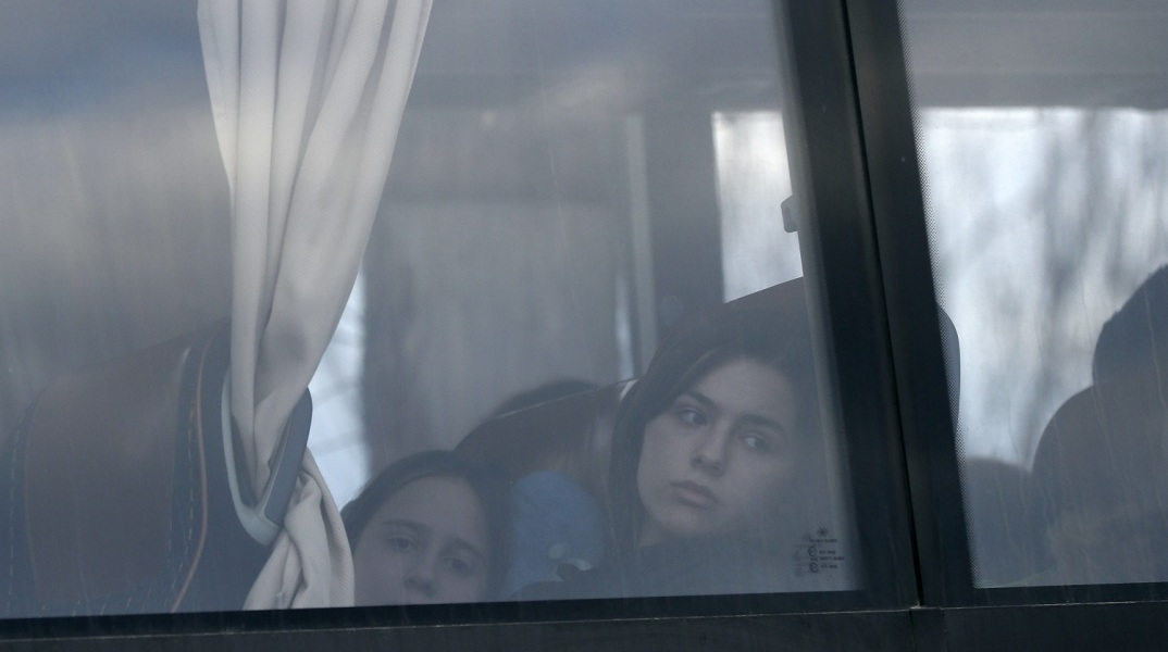 Ουκρανές πρόσφυγες σε λεωφορείο