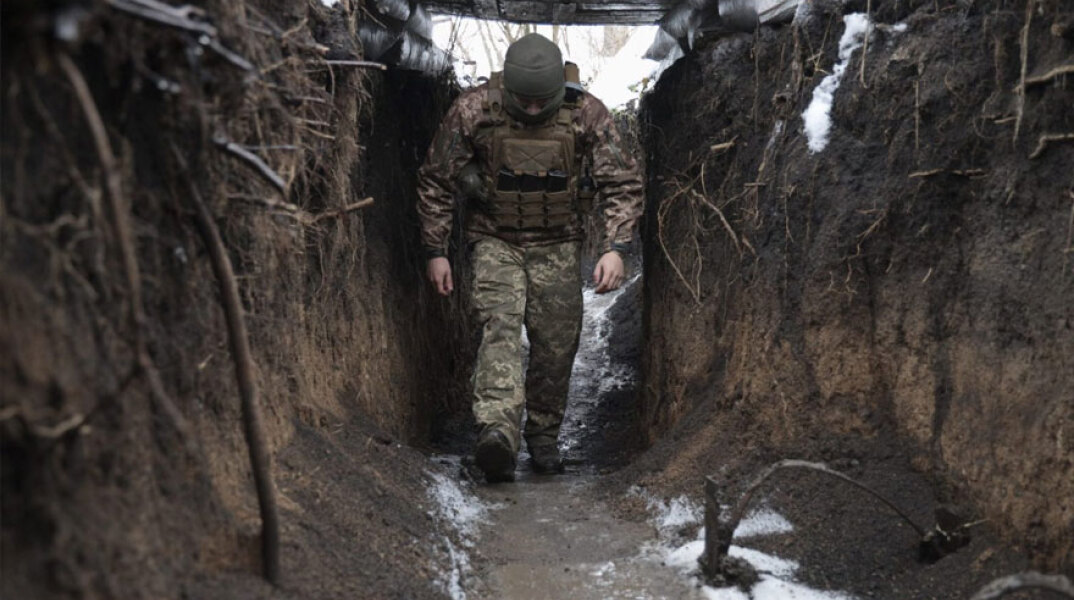 Ουκρανός στρατιώτης στα χαρακώματα στο Ντόνετσκ στην Ανατολική Ουκρανία