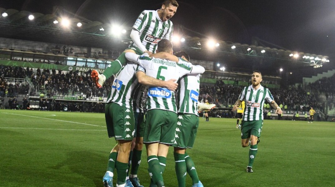 Οι παίκτες του Παναθηναϊκού πανηγυρίζουν τη νίκη επί της ΑΕΚ