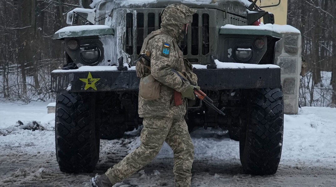 Βρετανία: Συνεχίζουν να προχωρούν προς το Κίεβο οι ρωσικές δυνάμεις – Στόχος τους η αλλαγή καθεστώτος