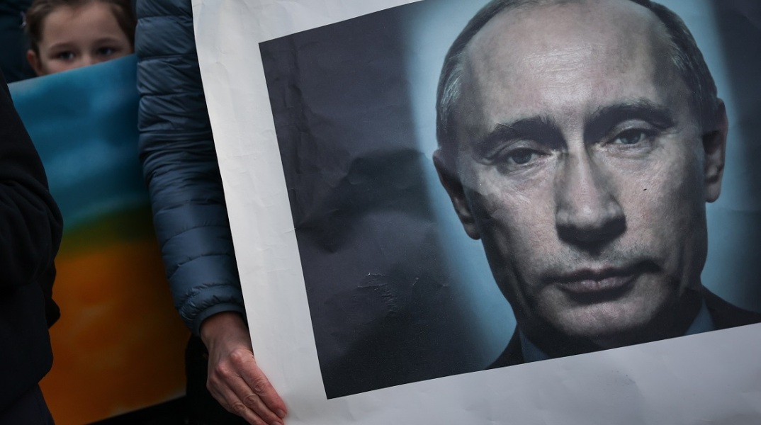 Πλακάτ με το πρόσωπο του Βλαντιμίρ Πούτιν σε διαδήλωση για τον πόλεμο στην Ουκρανία