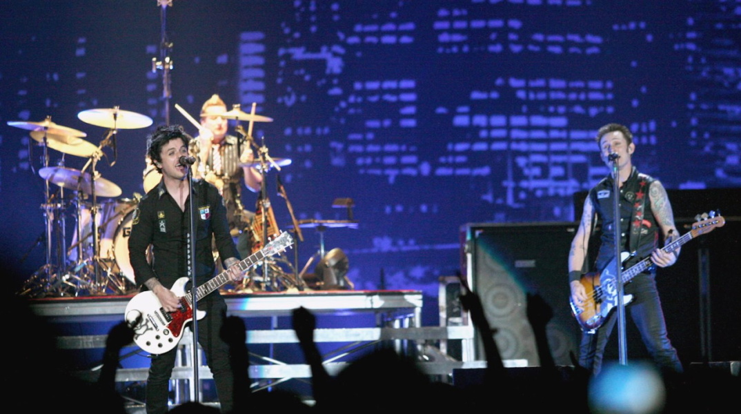 Οι Green Day κατά τη διάρκεια συναυλίας τους στη Γερμανία.