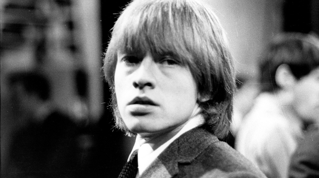 Ο Brian Jones στο πλατό της τηλεοπτικής εκπομπής «Ready Steady Go!»