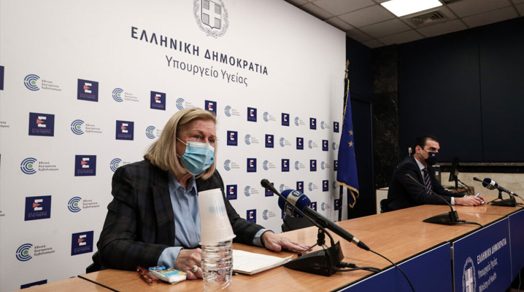 Μαρία Θεοδωρίδου και Μάριος Θεμιστοκλέους στη live ενημέρωση για τον εμβολιασμό κατά του κορωνοϊού στην Ελλάδα