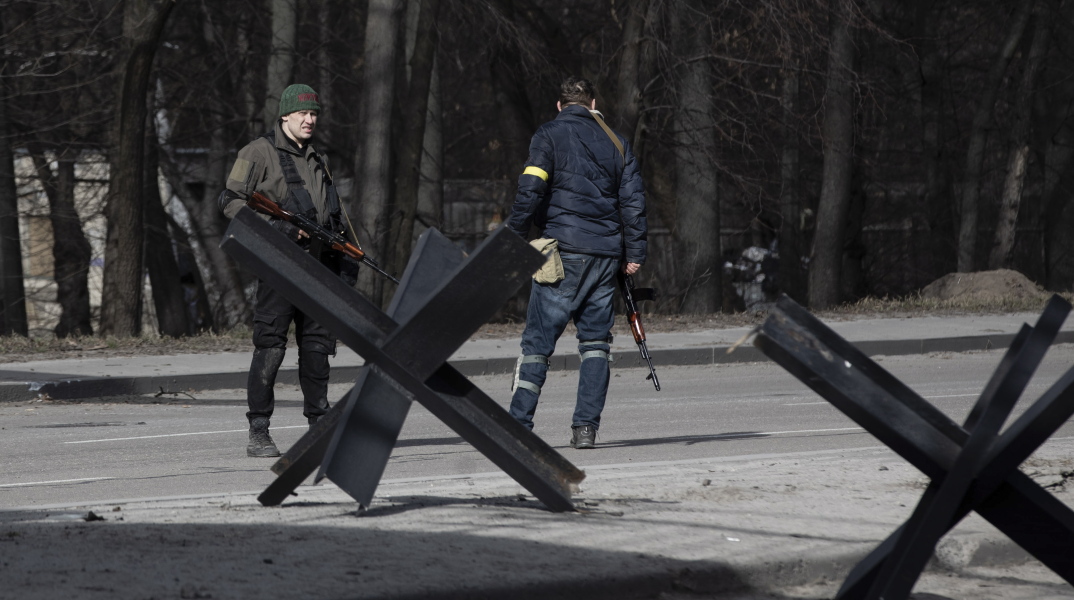 Πόλεμος στην Ουκρανία: Ουκρανοί στρατιώτες σε σημείο ελέγχου στο Κίεβο