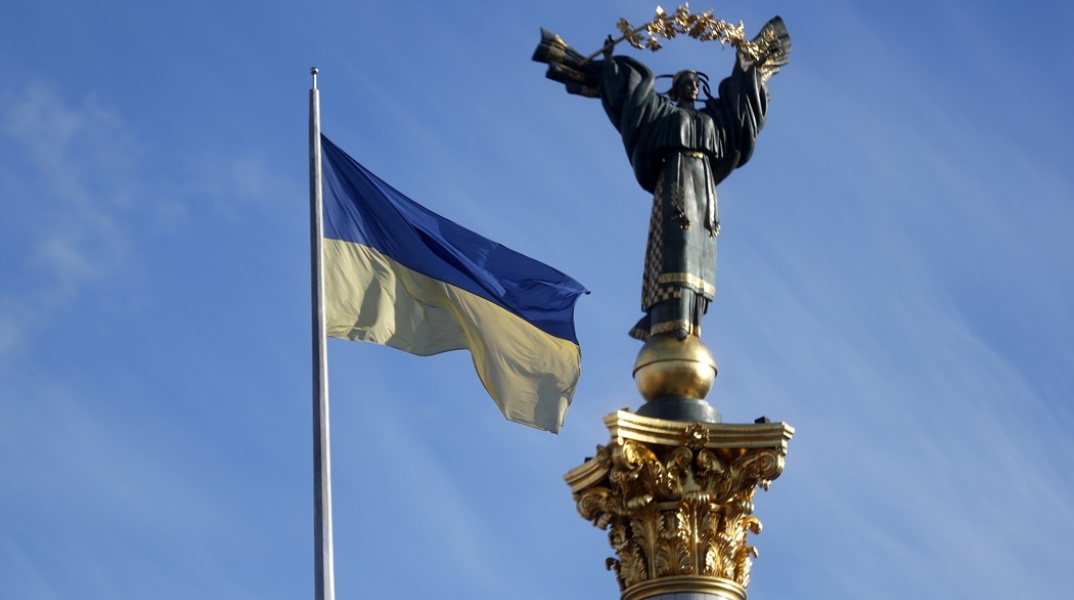 Η ουκρανική σημαία κυματίζει μπροστά από το μνημείο Ανεξαρτησίας στην κεντρική πλατεία του Κιέβου