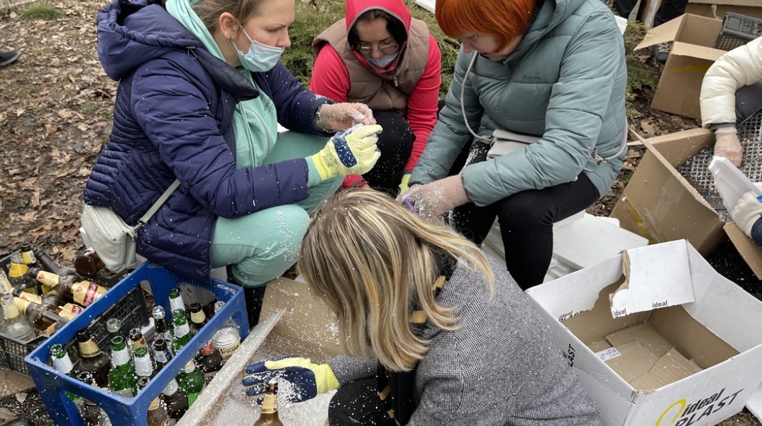 Πόλεμος στην Ουκρανία: Γυναίκες κρατούν μπουκάλια και φτιάχνουν βόμβες μολότοφ 