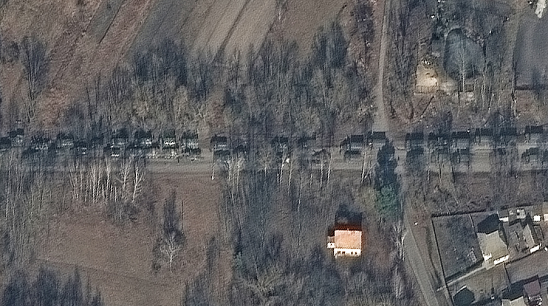 Ρωσική οχηματοπομπή με άρματα κινείται προς το Κίεβο