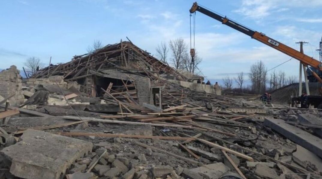 Οι συνομιλίες ξεκίνησαν νωρίς το μεσημέρι με βασικά αιτήματα της Ουκρανίας την άμεση κατάπαυση πυρός και της Μόσχας την εξεύρεση συμφωνίας προς το συμφέρον και των δύο πλευρών. Νωρίτερα, ο πρόεδρος Ζελένσκι σε μήνυμά του άρθρωσε προς την ΕΕ αίτημα για άμε