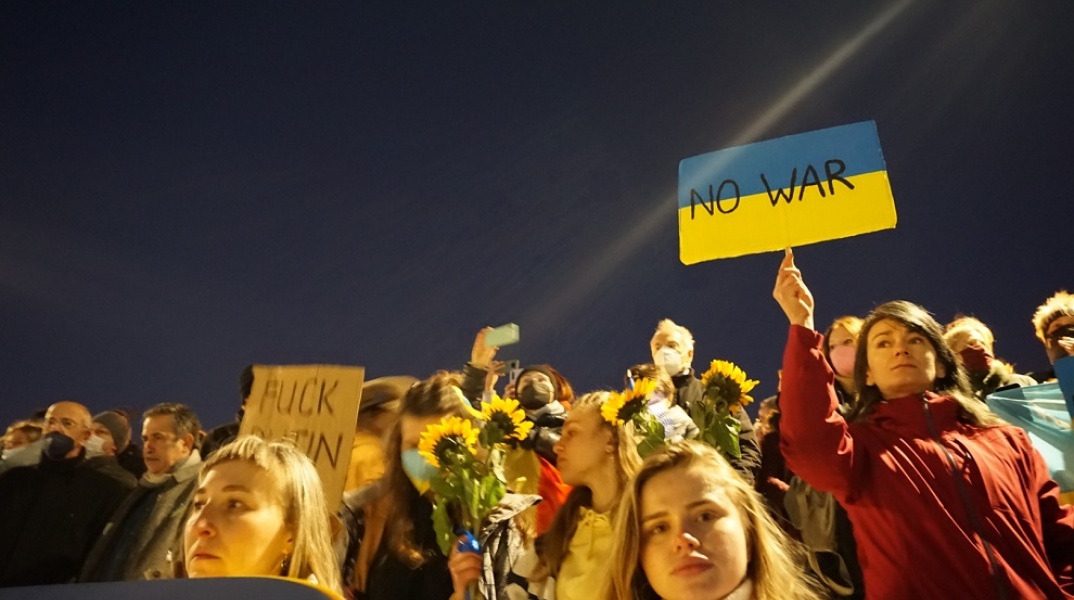 ΑΝΤΙΠΟΛΕΜΙΚΗ ΣΥΓΚΕΝΤΡΩΣΗ ΣΤΟ ΣΥΝΤΑΓΜΑ ΓΙΑ ΤΟΝ ΠΟΛΕΜΟ ΣΤΗΝ ΟΥΚΡΑΝΙΑ © Ευτέρπη Μουζακίτη / Athens Voice
