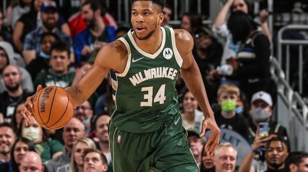 Ο Γιάννης Αντετοκούνμπο στη νίκη επί των Χόρνετς