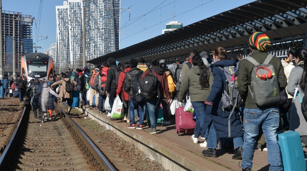 Πρόσφυγες από την Ουκρανία προσπαθούν να μπουν σε τραίνο
