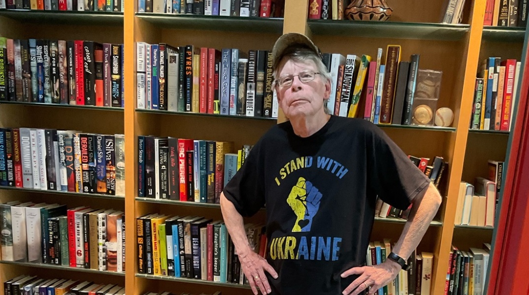 Ο Αμερικανός συγγραφέας, Στίβεν Κινγκ, φορά μπλούζα με μήνυμα αλληλεγγύης στην Ουκρανία
