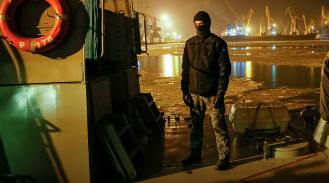 Ουκρανός στρατιώτης στη Μαριούπολη της Ουκρανίας