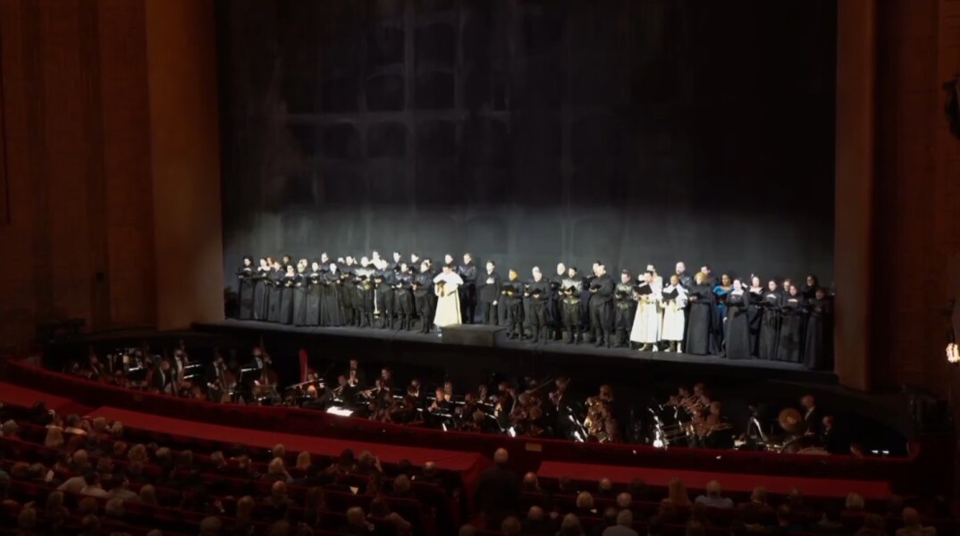 Οι ερμηνευτές της Μητροπολιτικής Όπερας της Νέας Υόρκης ψάλλουν τον εθνικό ύμνο της Ουκρανίας
