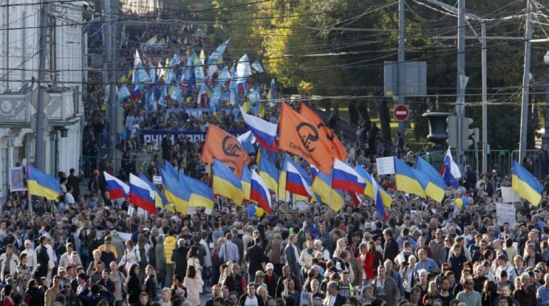 Ρώσοι πολίτες σε αντιπολεμική διαδήλωση στη Ρωσία
