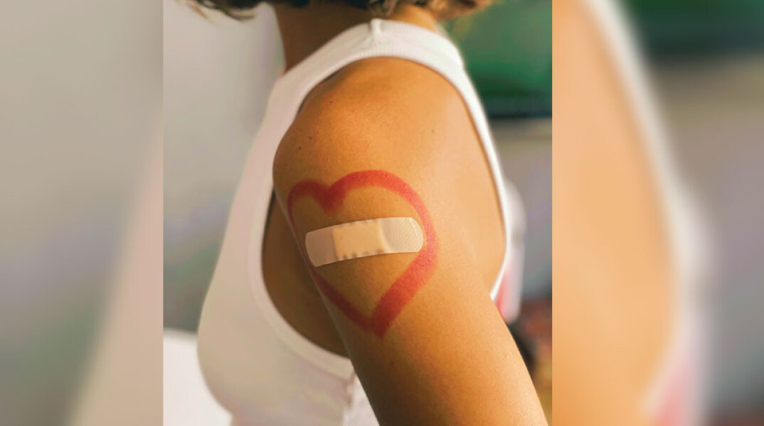 Γυναικείο χέρι με τσιρότο στο μπράτσο