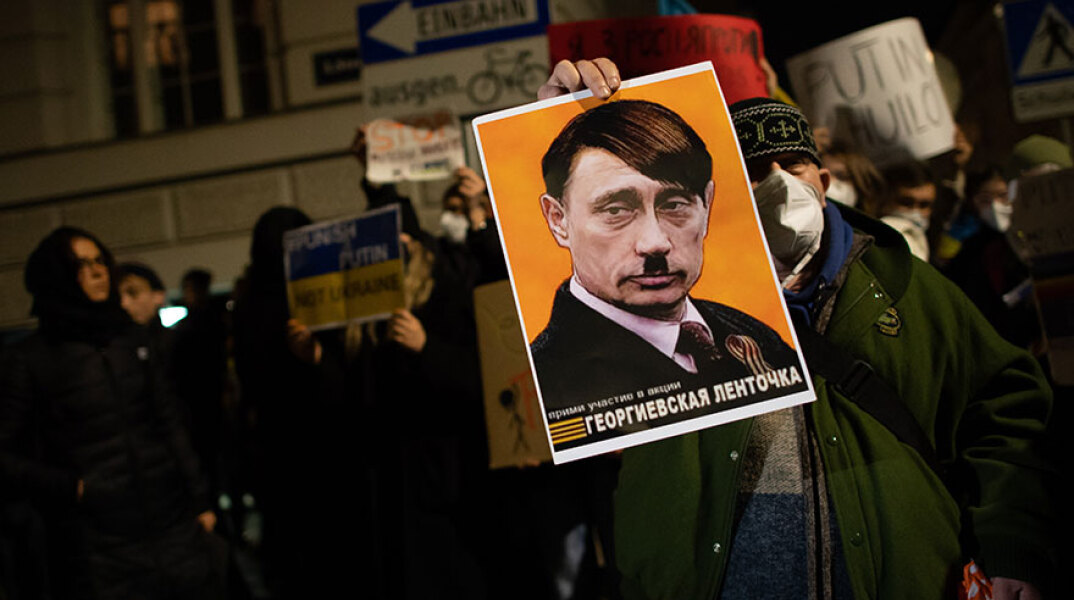 Ο Βλαντιμίρ Πούτιν ως Αδόλφος Χίτλερ σε πλακάτ σε διαμαρτυρία κατά του ρωσο-ουκρανικου πολέμου στη Βιέννη