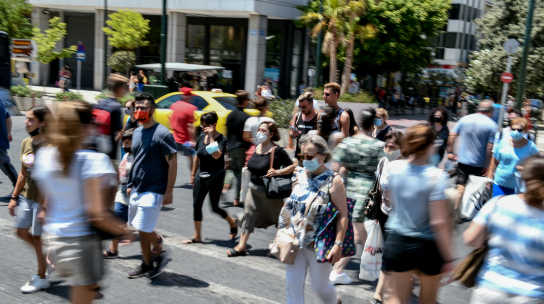 Κόσμος στην πλατεία Συντάγματος