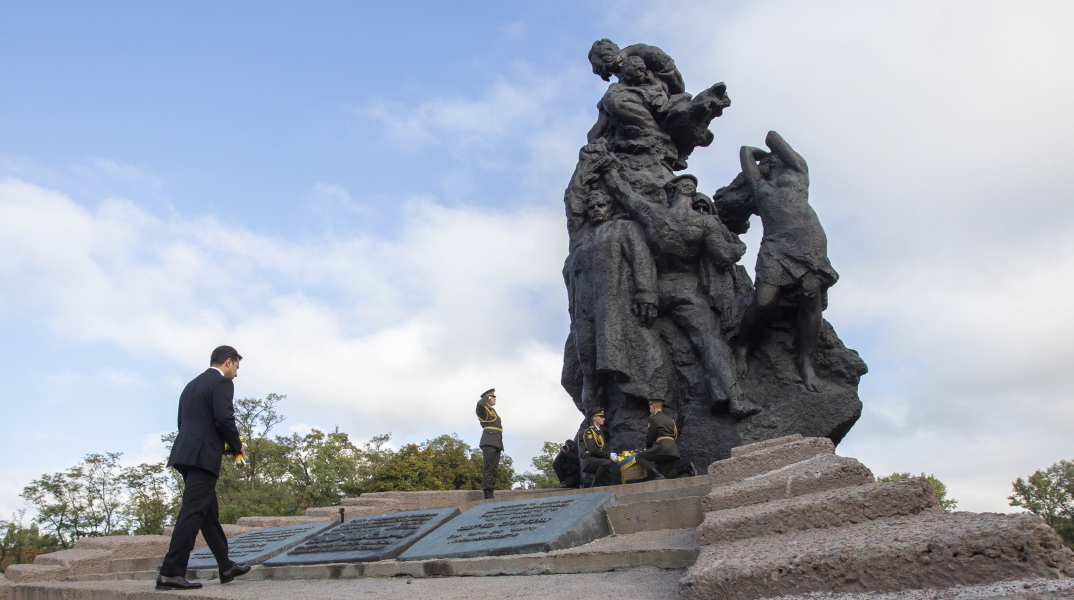 Ο πρόεδρος της Ουκρανίας, Βολοντίμιρ Ζελένσκι, στο μνημείο για τη σφαγή στο Μπάμπι Γιαρ στο Κίεβο