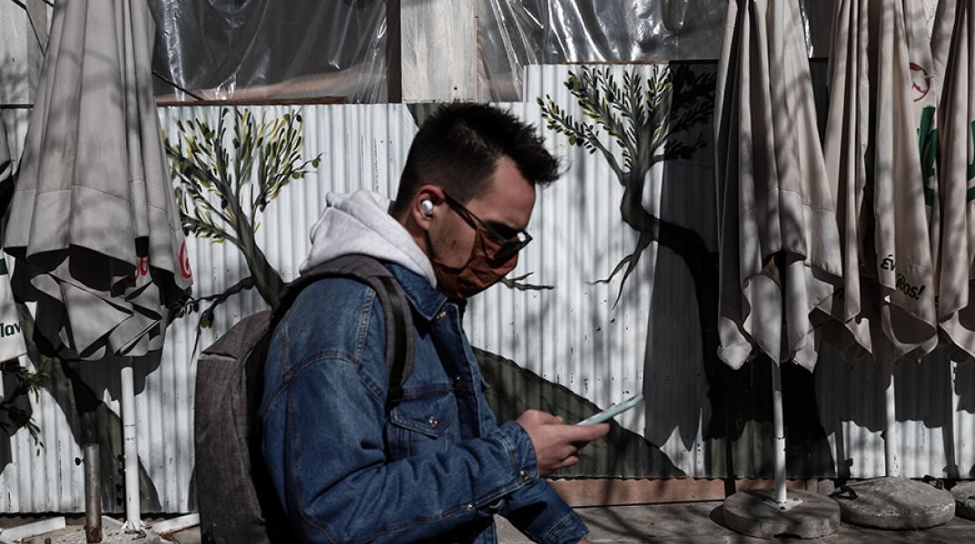 Πολίτης με μάσκα