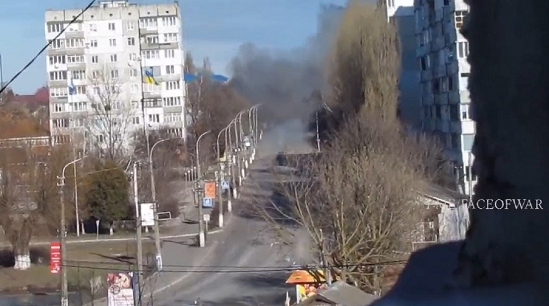 Ουκρανία: Τραβάει βίντεο τη στιγμή που άρμα μάχης ρίχνει οβίδα δίπλα του