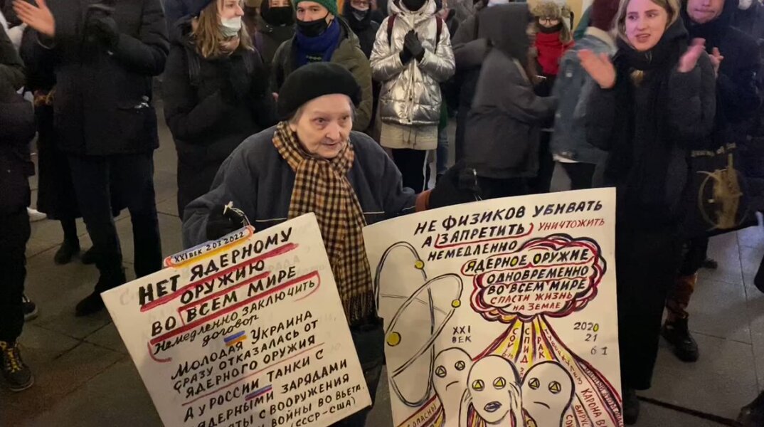Η Ελένα Οσίποβα διαμαρτύρεται στην Αγία Πετρούπολη για την εισβολή στην Ουκρανία