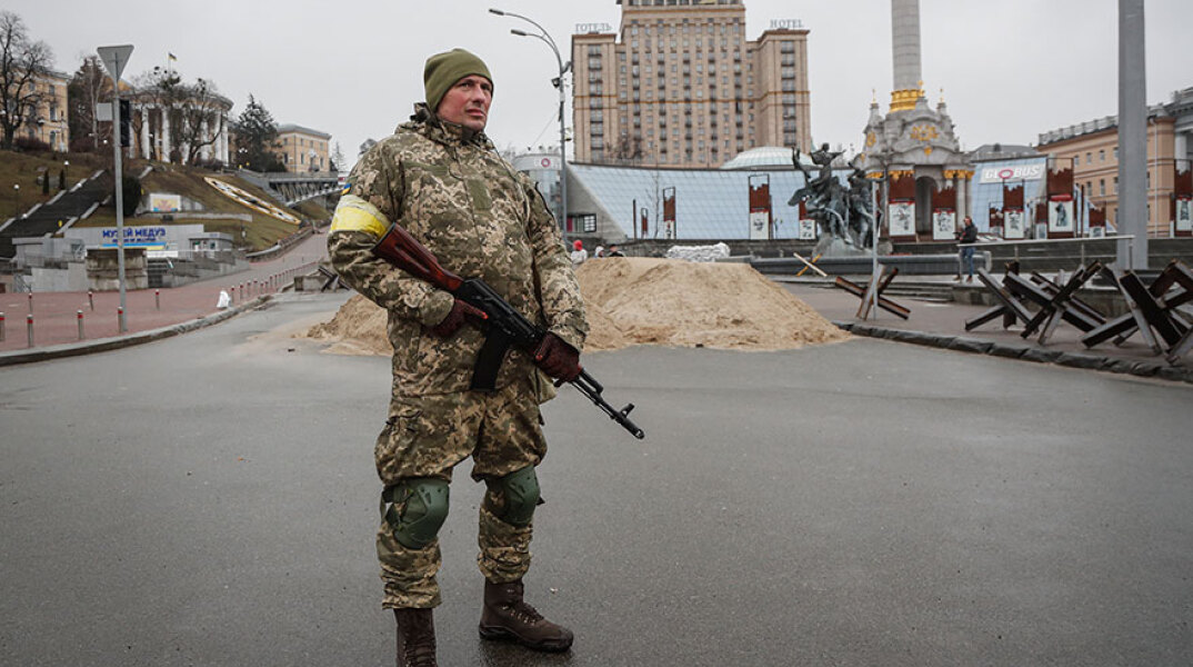Κίεβο: Ουκρανός στρατιώτης στο κέντρο της ουκρανικής πρωτεύουσας
