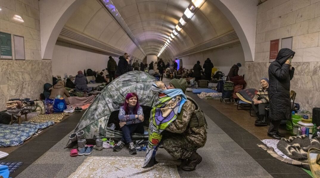 Ουκρανός στρατιώτης αγκαλιάζει τον γιο του σε σταθμό του μετρό στο Κίεβο