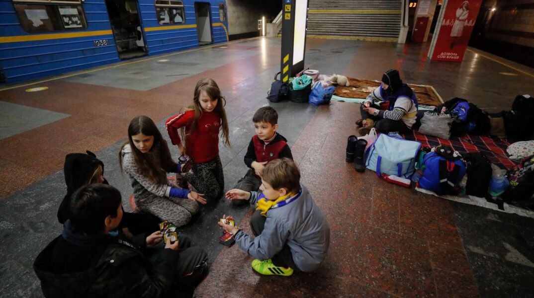 Παιδιά στο Κίεβο «ξεγελούν» τον πόλεμο σε αυτοσχέδιο καταφύγιο σε σταθμό του μετρό
