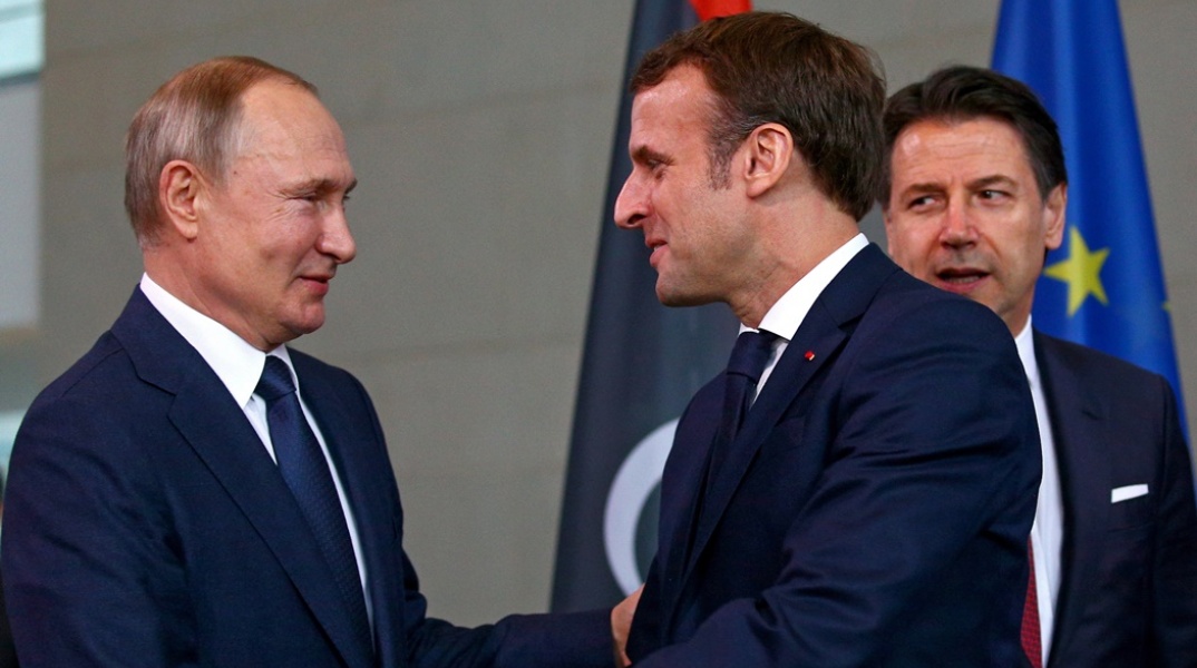 Ο Γάλλος πρόεδρος, Εμανουέλ Μακρόν, με τον Ρώσο πρόεδρο, Βλαντιμίρ Πούτιν