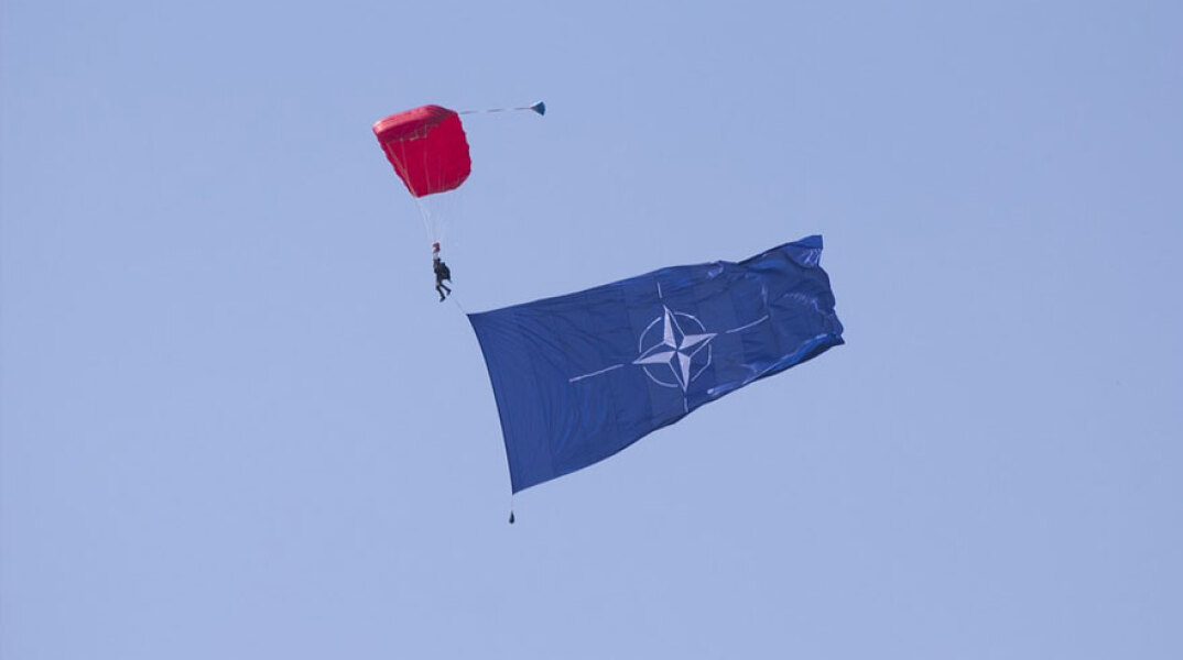 Αλεξιπτωτιστής με σημαία του ΝΑΤΟ