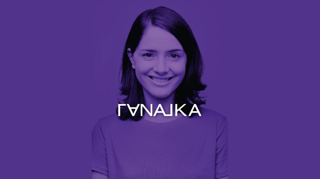 μελαχρινή κοπέλα σε μωβ φόντο