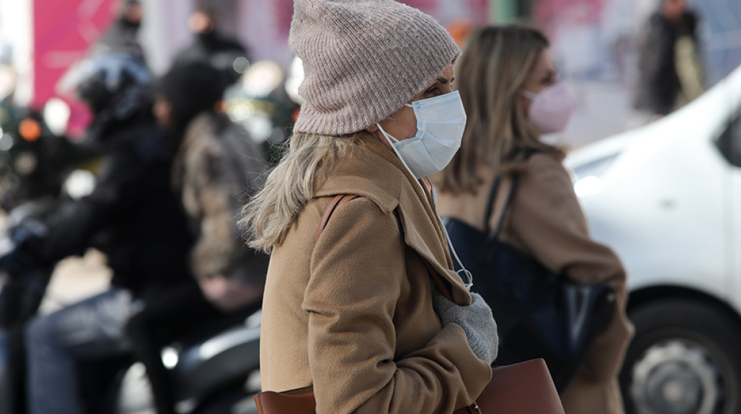 Πολίτες με μάσκα στο κέντρο της Αθήνας