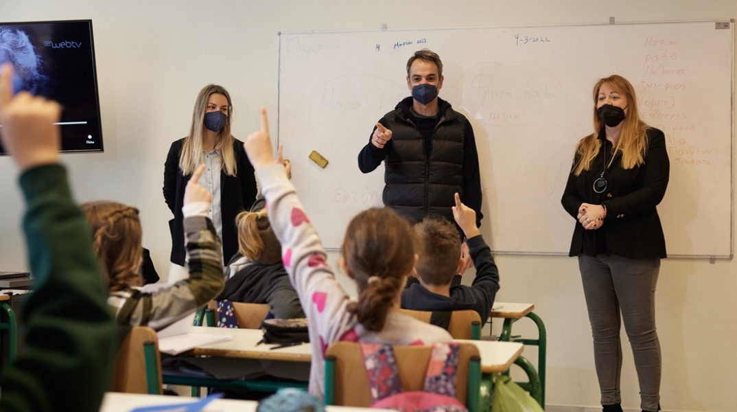 Ο πρωθυπουργός Κυριάκος Μητσοτάκης σε σχολική αίθουσα στη Σύρο