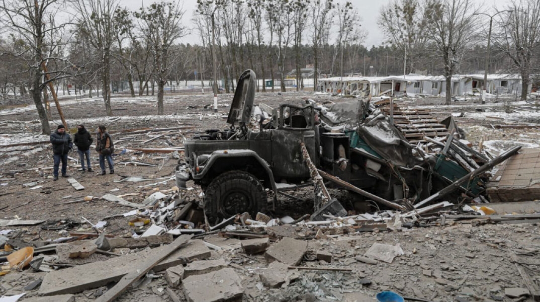 Κατεστραμμένο ρωσικό στρατιωτικό φορτηγό έξω από το Κίεβο στην Ουκρανία
