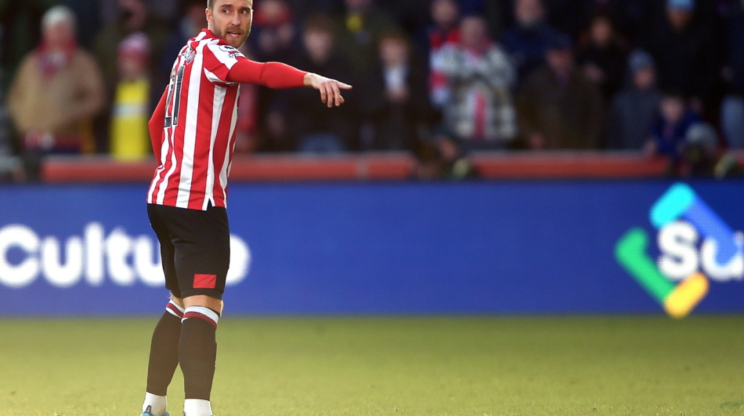 Φωτογραφία του Κρίστιαν Έρικσεν κατά τη διάρκεια ποδοσφαιρικού αγώνα.