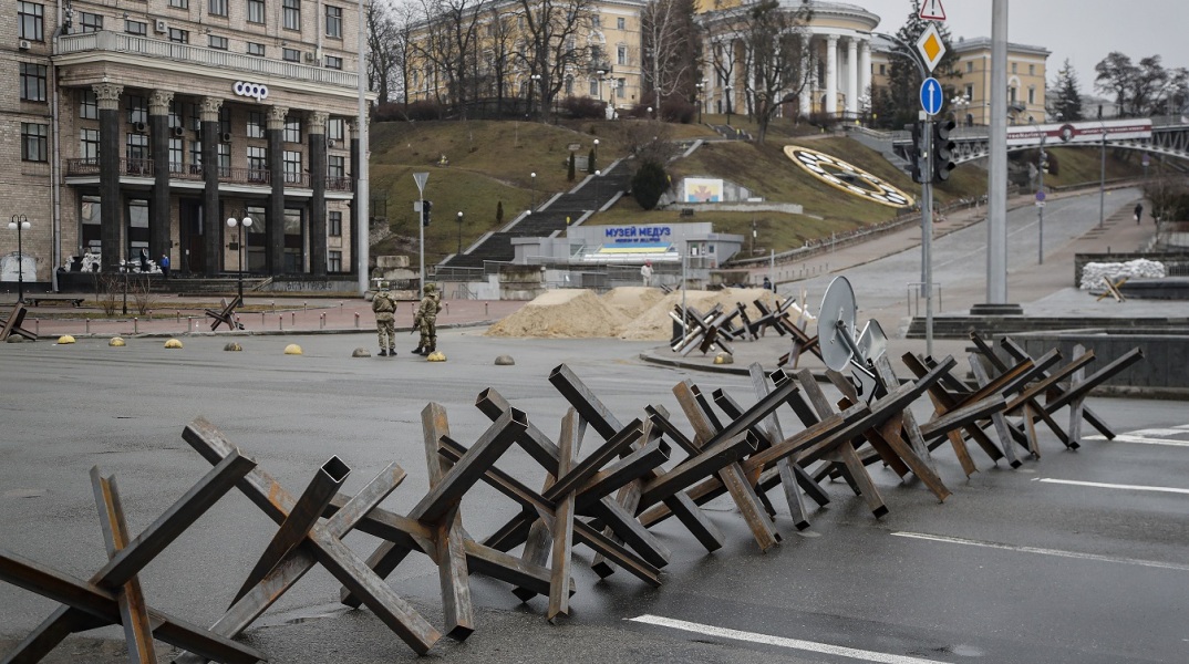 Πόλεμος στην Ουκρανία - Οδοφράγματα στο Κίεβο και στρατιώτες