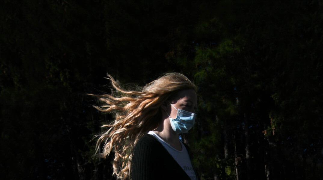 Κορωνοϊός: Άρση υποχρεωτικότητας της χρήσης μάσκας σε εξωτερικούς χώρους θα ισχύσει από το Σάββατο 5 Μαρτίου – Οι συστάσεις των ειδικών για ευπαθείς και ανεμβολίαστους. 