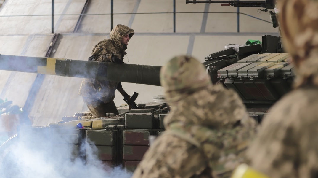 Ρωσο-Ουκρανικός πόλεμος: Ανελέητες επιθέσεις στη Μαριούπολη, σφίγγει ο ρωσικός κλοιός στο Κίεβο – Δημιουργία ανθρωπιστικών διαδρόμων ζητούν οι αρχές.