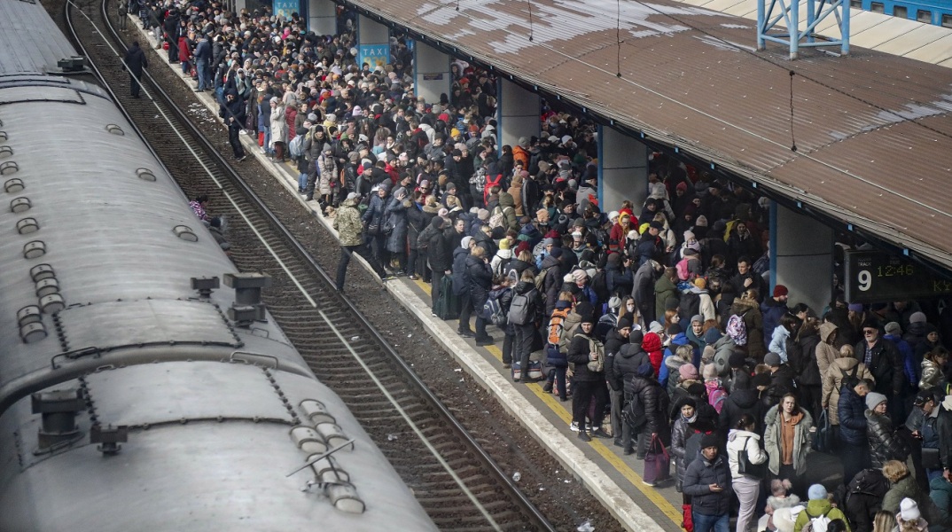 Πρόσφυγες σε σταθμό τρένου στην Ουκρανία