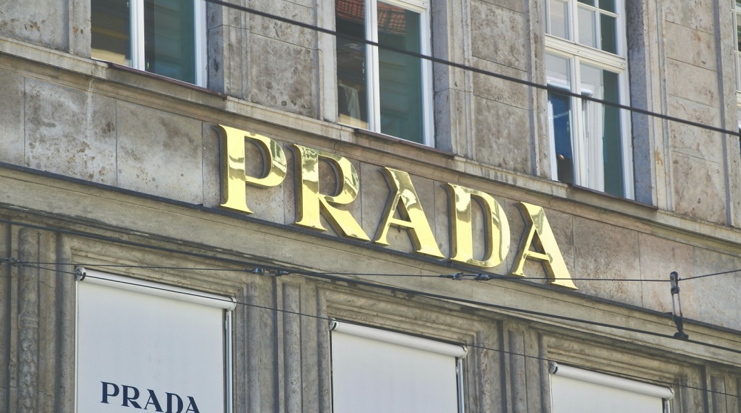 Ρωσο-ουκρανικός πόλεμος: Αποσύρονται από τη Ρωσία άλλοι δύο πολυεθνικοί όμιλοι ένδυσης – Κλείνουν τα καταστήματά τους Prada και Puma.