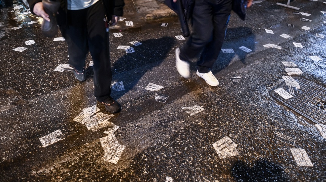 Προσαγωγές 22 μελών του Ρουβίκωνα από την ΕΛ.ΑΣ έπειτα από αντιπολεμική διαμαρτυρία στο υπουργείο Εξωτερικών.