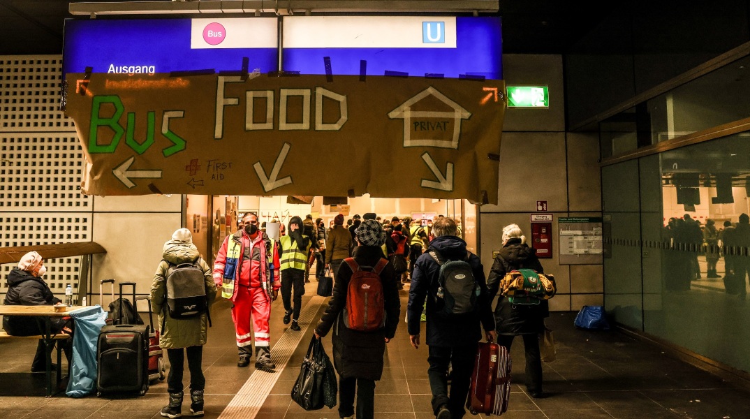 Ρωσο-ουκρανικός πόλεμος: Συνεχίζονται οι αφίξεις προσφύγων από την Ουκρανία στη χώρα μας – Η ανακοίνωση του υπουργείου Προστασίας του Πολίτη.