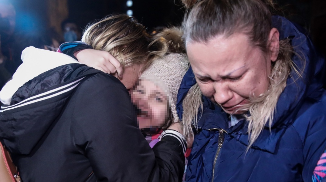 Πόλεμος Ουκρανία – Ρωσία: Με δάκρυα, αλλά και διάχυτη ανακούφιση έφτασαν στην Αθήνα το βράδυ της Παρασκευής περισσότεροι πρόσφυγες από την Ουκρανία.