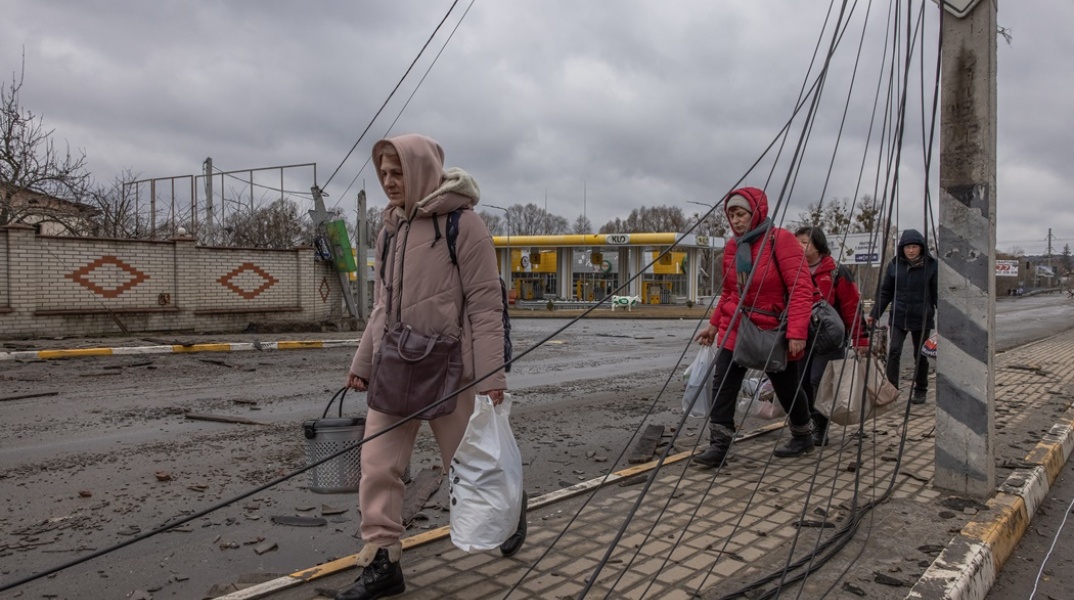 Πόλεμος στην Ουκρανία: Άμαχοι με πράγματα στα χέρια και στην πλάτη αναζητούν τη διαφυγή τους από πόλη της χώρας